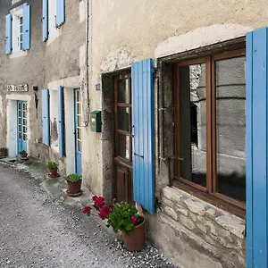 https://les-hirondelles-pont-de-barret.hotels-rhonealpes.com